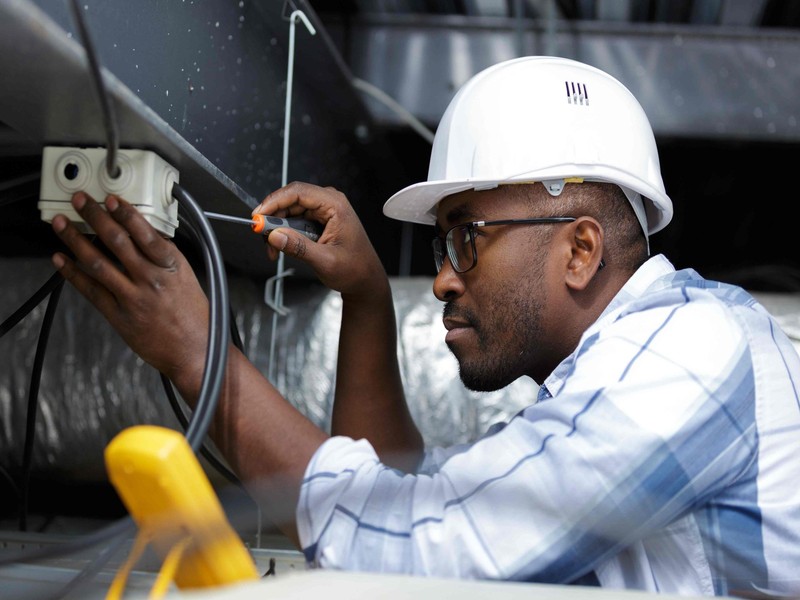 How a Commercial Electrician Supports New Construction Projects